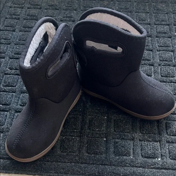 Bogs Black Kids Boots - Picture 11 of 13